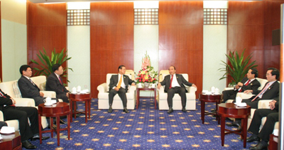 ท่านสมสวัส เลงสวัส รองนายกฯของลาวเข้าพบท่านเหงวียนซวนฟุกรองนายกฯเวียดนาม